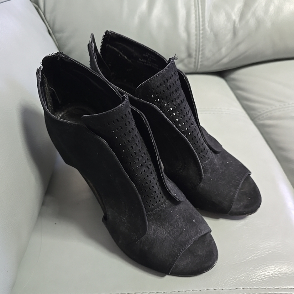 Eva and Zoe Womens Black 4" High Heels Suede Zipper On Back Size 6.5‎